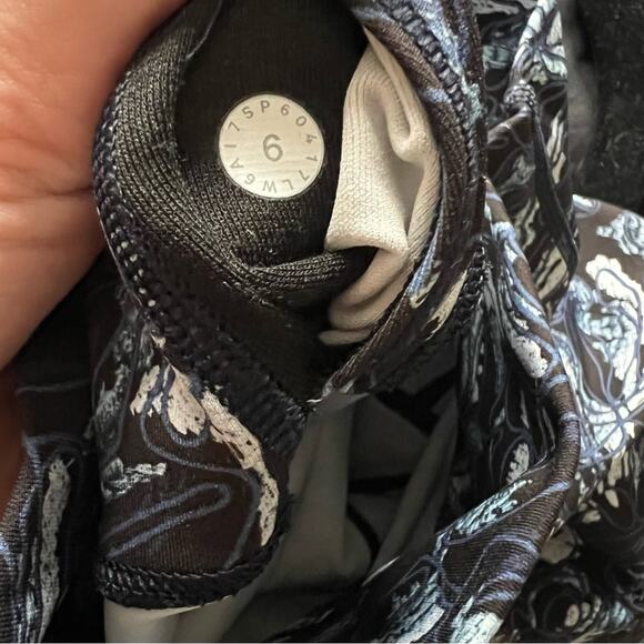 Lululemon Wunder Under Hi-Rise Blue Printed Crops - Picture 6 of 6